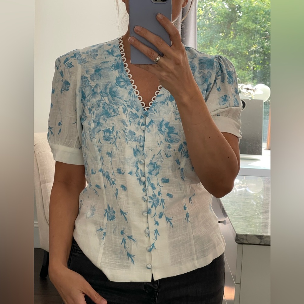 New! Floral Blue & White Women's Short Sleeve Button Down Top size M
